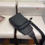 2025年早春新品入荷 Bottega Veneta  チェストバッグの男性 3工場