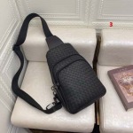 2025年早春新品入荷 Bottega Veneta  チェストバッグの男性 3工場