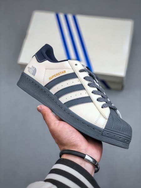 2025年1月25日高品質新品入荷CLOT x adidas Originals Superstarスニーカー/運動靴