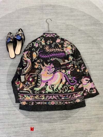 chanelの繊細な刺繡が施された高級ヴェールコートです