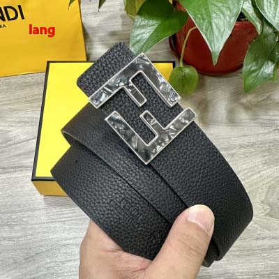 2025年早春新品入荷 FENDI  本革 ベルト LANG...