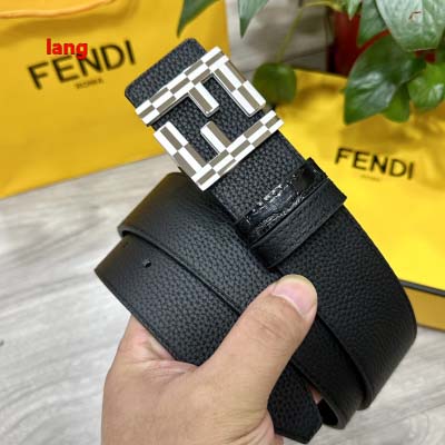 2025年早春新品入荷 FENDI 本革 ベルト LANG工...