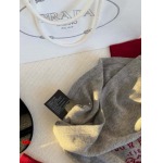 prada赤とグレーのモノグラム?ジャガードミッドスリーブ ウールとカシミア、素晴らしい肌触り。