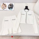 chanelの新作ピンダイヤで縁取りされたスーツショートカーディガンとフィッシュテールハーフスカートです