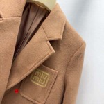 ジャケット?ハーフスカートMiuMiumiu 24SS--秋冬の新カレッジ?スタイル?シック