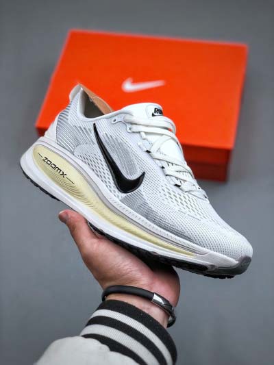 2025年1月27日新品入荷Nike VOMERO 18Re...