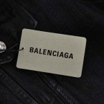 背中にロゴプリントのレタリングが施されたBalenciagaのデニムジャケット