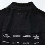 背中にロゴプリントのレタリングが施されたBalenciagaのデニムジャケット