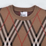 Burberry-バーバリーの丸首ニットジャカード柄のキャリーカットセーターです