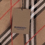 Burberry-バーバリーの丸首ニットジャカード柄のキャリーカットセーターです