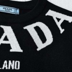 Prada-プラダ23ssコレクション胸ネックレスアルファベット巻きの立体ジャカードセーターです