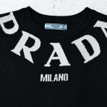 Prada-プラダ23ssコレクション胸ネックレスアルファベット巻きの立体ジャカードセーターです