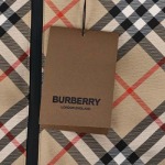 Burberry-バーバリー24ss新作チェック柄のウォーマーリバーシブルを着用します