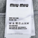 MIUMIU(ミュウミュウ)アルファベット刺繡空気層ファスナージャケットコートです