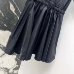 2025年2月7日新作Pradaワンピース