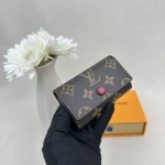 2025年2月24日早春新品M62630  SIZE:10.5x 7.0x 2.0 cm   ルイヴィトン6連キーケース zy工場