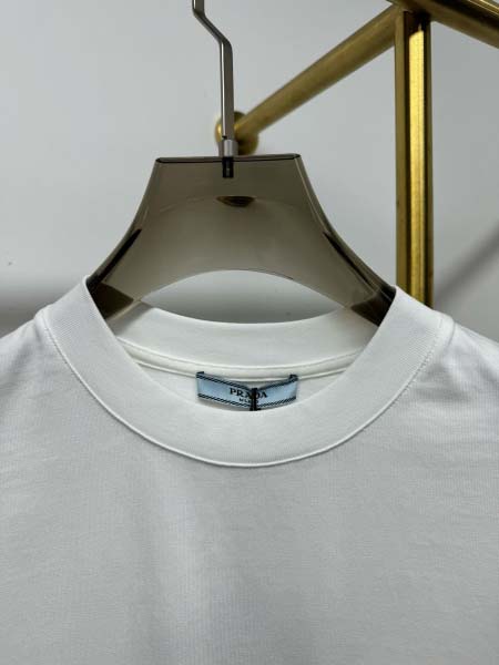 2025年4月25日入荷新作PRADA半袖Tシャツ 原版复刻高級品香港の会社超厳選★入手困難/誕生日プレゼント/yinx工場