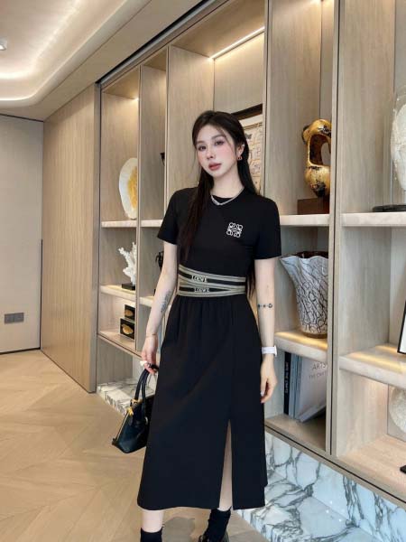 2025年4月30日入荷春夏新作loeweセット上下 can工場