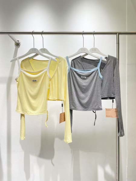 2025年4月30日入荷春夏新作miumiu長袖+タンクトップ can工場