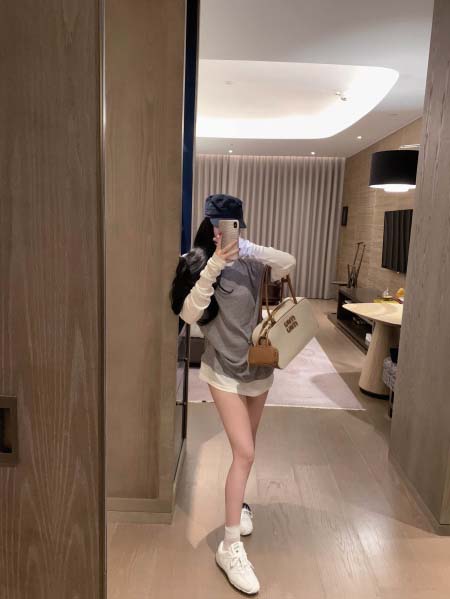 2025年4月29日入荷春夏新作Miumiu長袖Tシャツ c...