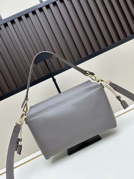2025年5月28日入荷新作  Fendi  SIZE:26.5X18X8.5Cm  お安い/人気/本革 バッグ/XX工場