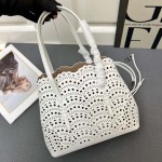 2025年5月28日入荷新作ALAIA 新品 tote SIZE:25×20×12cm  号：6682  お安い/人気/本革 バッグ/XX工場