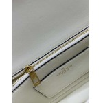 2025年5月28日入荷新作  VALENTINO新品  VLOGO SIGNATURE  -SIZE:24x16x8cm  お安い/人気/本革 バッグ/XX工場