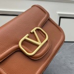 2025年5月29日入荷新作 VALENTINO GARAVANI ALLTIME SIZE：23.5 x18 x 8 CM お安い/人気/革/バッグ/XX工場