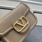 2025年5月29日入荷新作 VALENTINO GARAVANI ALLTIME SIZE：23.5 x18 x 8 CM お安い/人気/革/バッグ/XX工場