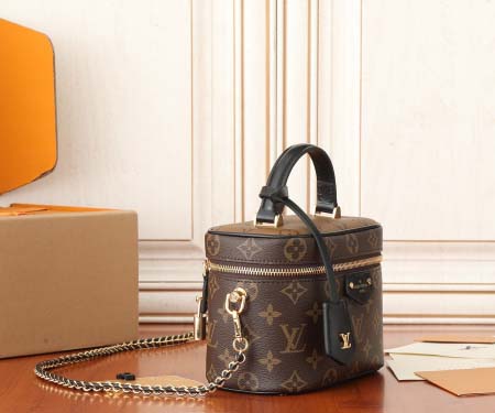 2025年6月26日入荷Louis Vuitton バッグVanity Chain Pouch Monogram LV Monogram :M47128:19CMx13CMx11CM 高品質人気の新作/誕生日プレゼント/SQ工場