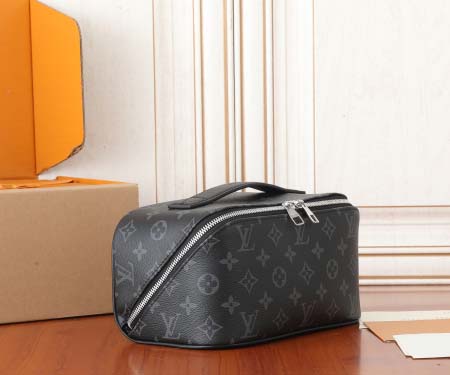 2025年6月26日入荷Louis Vuitton バッグToiletry Bag 2 Compartments Monogram Eclipse :M11508:24CMx13CMx13CM 高品質人気の新作/誕生日プレゼント/SQ工場