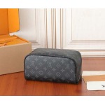 2025年6月26日入荷Louis Vuitton バッグToiletry Bag 2 Compartments Monogram Eclipse :M11508:24CMx13CMx13CM 高品質人気の新作/誕生日プレゼント/SQ工場