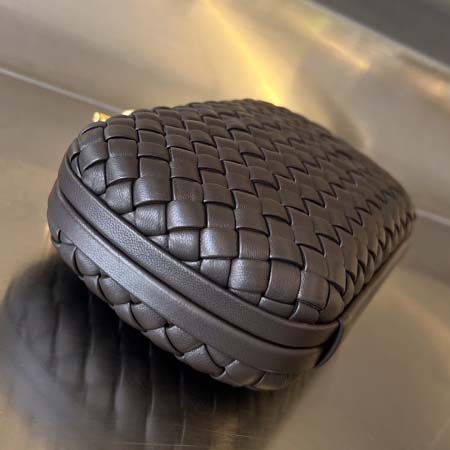 2025年7月7日入荷新作  Bottega Veneta Knot 717622  knotLogo  20x12x5.5   極品/正規品同様/人気/革/バッグ/AJ工場