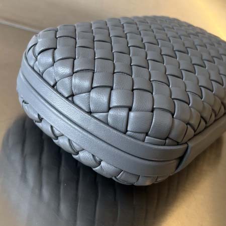 2025年7月7日入荷新作  Bottega Veneta Knot 717622  knotLogo  20x12x5.5   極品/正規品同様/人気/革/バッグ/AJ工場