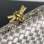 2025年7月7日入荷新作 Bottega Veneta Knot  717622  knot Logo  20x12x5.5 極品/正規品同様/人気/革/バッグ/AJ工場
