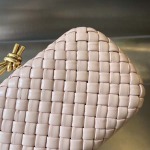 2025年7月7日入荷新作  Bottega Veneta Knot 717622  knotLogo  20x12x5.5   極品/正規品同様/人気/革/バッグ/AJ工場