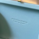 2025年7月7日入荷新作  Bottega Veneta Knot 717622  knotLogo  20x12x5.5   極品/正規品同様/人気/革/バッグ/AJ工場