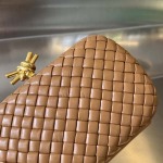 2025年7月7日入荷新作  Bottega Veneta Knot 717622  knotLogo  20x12x5.5   極品/正規品同様/人気/革/バッグ/AJ工場