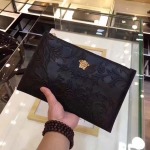 2025年9月4日入荷新作Versace /人気/本革/バッグ 人気 おすすめ 父の日 誕生日/ギフト プレゼント 結婚式男友達の誕生日プレゼント